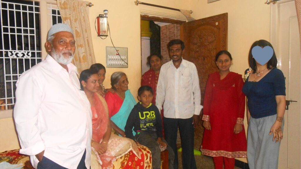 ハッサンで車のドライバーの家族・親戚と室内で記念撮影