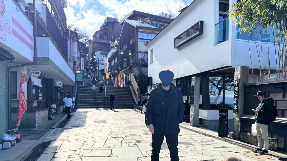 伊香保温泉の石段街の様子。右手に千明仁泉亭の看板が見える