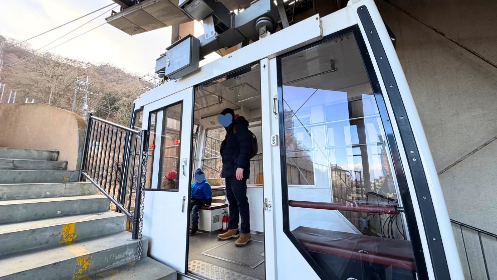 伊香保ロープウェイのゴンドラに乗り込む家族の様子