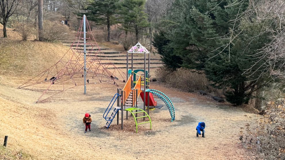 伊香保ロープウェイ山頂にある公園で遊ぶ子どもたち