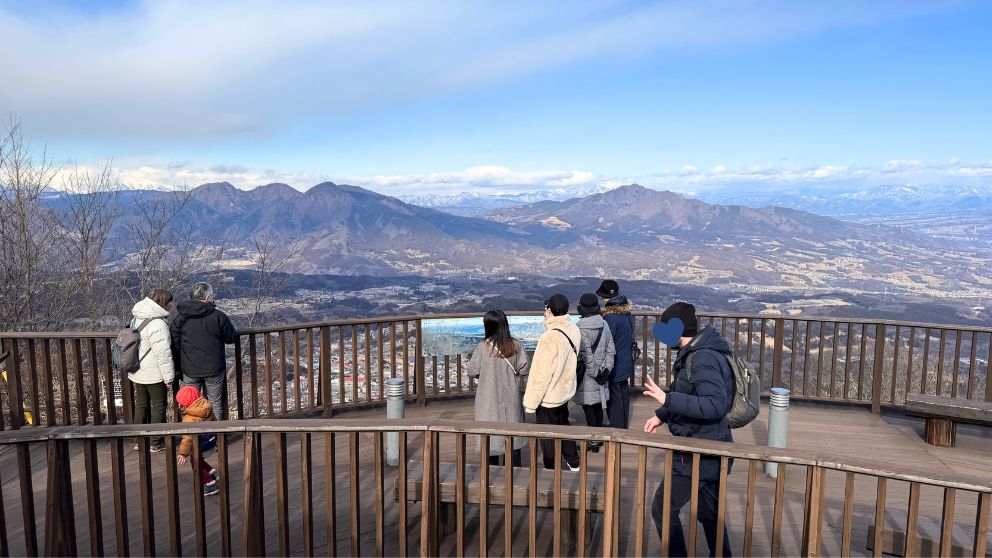 伊香保ロープウェイ山頂からの展望。雪をかぶった山々と街並みが一望できる絶景