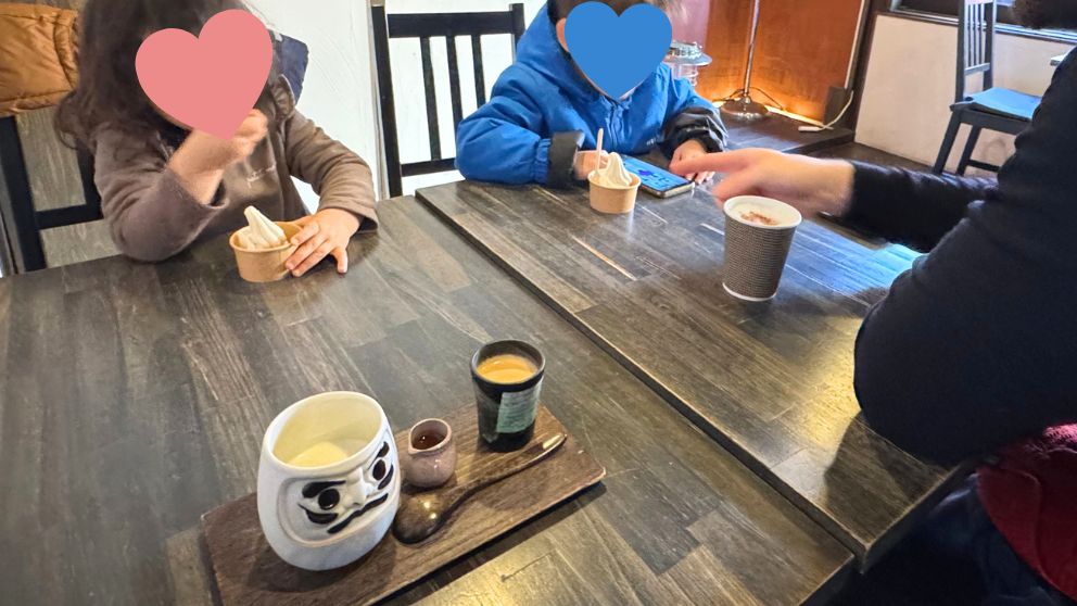 伊香保石段街のカフェ・茶楼千の店内でくつろぐ家族の様子