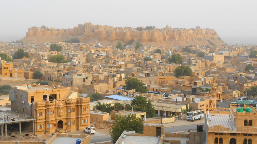 ジャイサルメールの黄金色の砂漠と城塞の景色