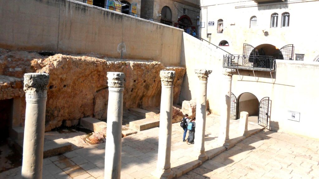 エルサレム旧市街ユダヤ人地区のカルド屋外遺跡。2世紀ローマ時代のコリント式列柱が当時のまま立ち並ぶ