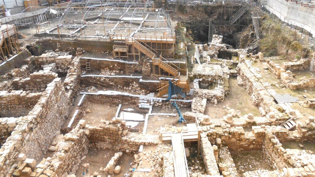 エルサレム・ダビデの街の発掘現場。石造りの遺構が露出し、大規模な考古学調査が進められている様子