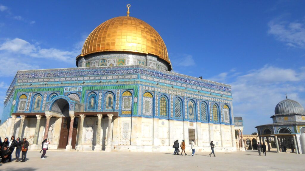 エルサレムの岩のドーム。金色に輝くドームと青いタイル装飾が美しいイスラム教の聖堂