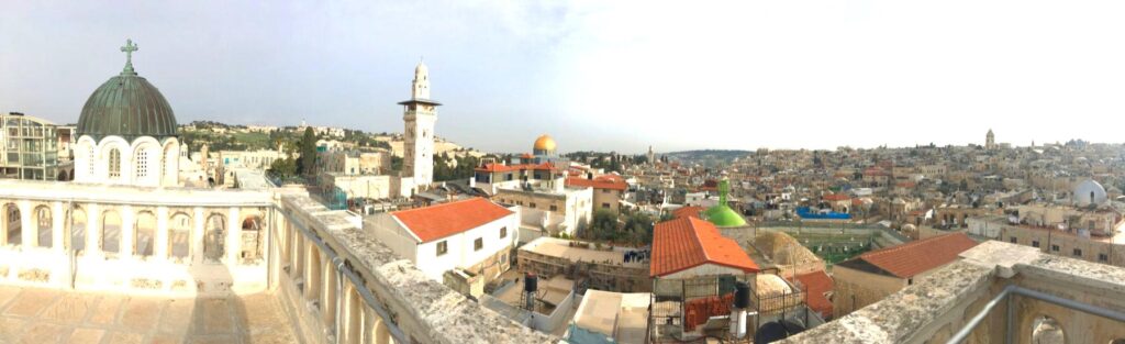 エッケホモ修道院テラスからのエルサレム旧市街パノラマ。岩のドーム、ミナレット、教会のドームが一望できる