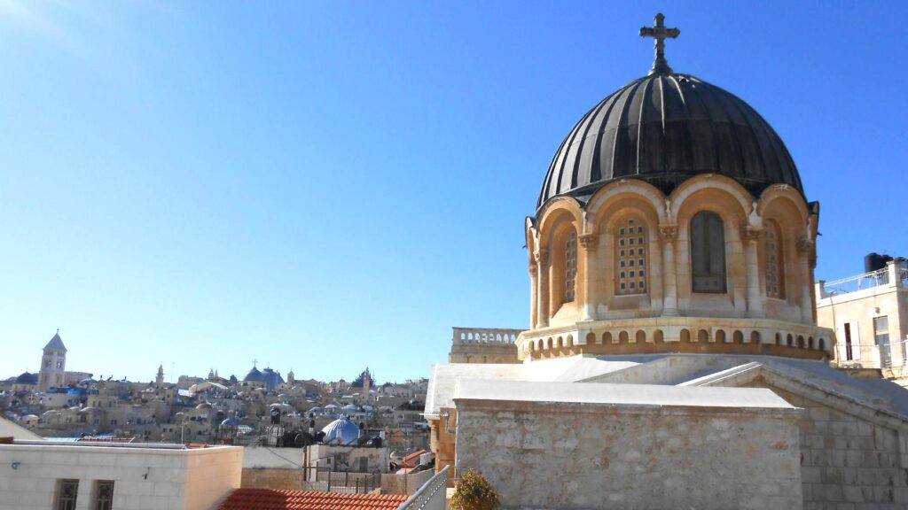 エッケホモ修道院の屋上テラスからの眺め。黒いドームに十字架をいただくギリシャ正教会とエルサレムの街並みが広がる