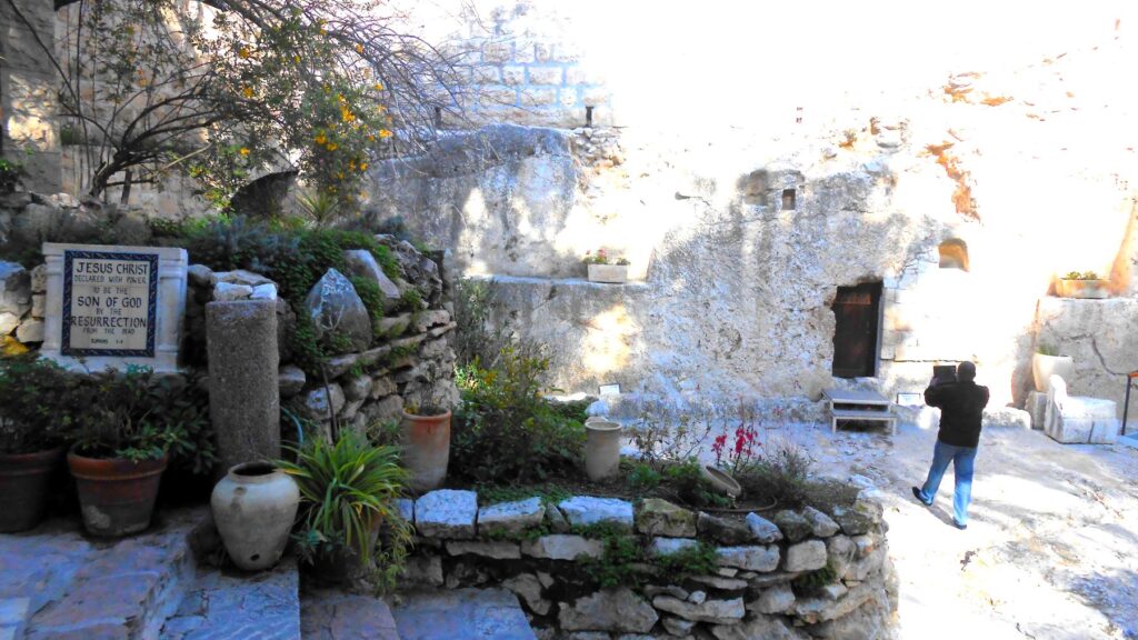 プロテスタントが復活の場所と伝えるガーデントゥーム。石造りの墓と緑豊かな庭が静かな雰囲気を漂わせる