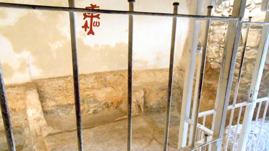 ガーデントゥームの内部。鉄格子の向こうに石を削って作られた埋葬台が見え、静寂に包まれた空間