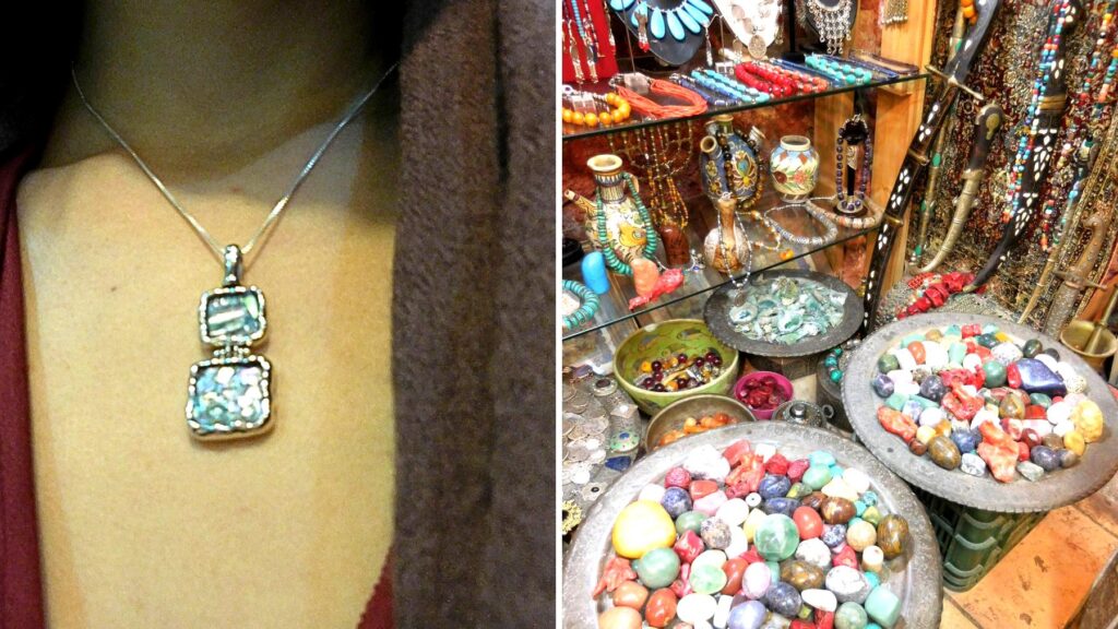 ダビデの街で購入した古代ガラス製のペンダントヘッドと、カラフルな天然石や宝飾品が並ぶ旧市街のお土産物屋