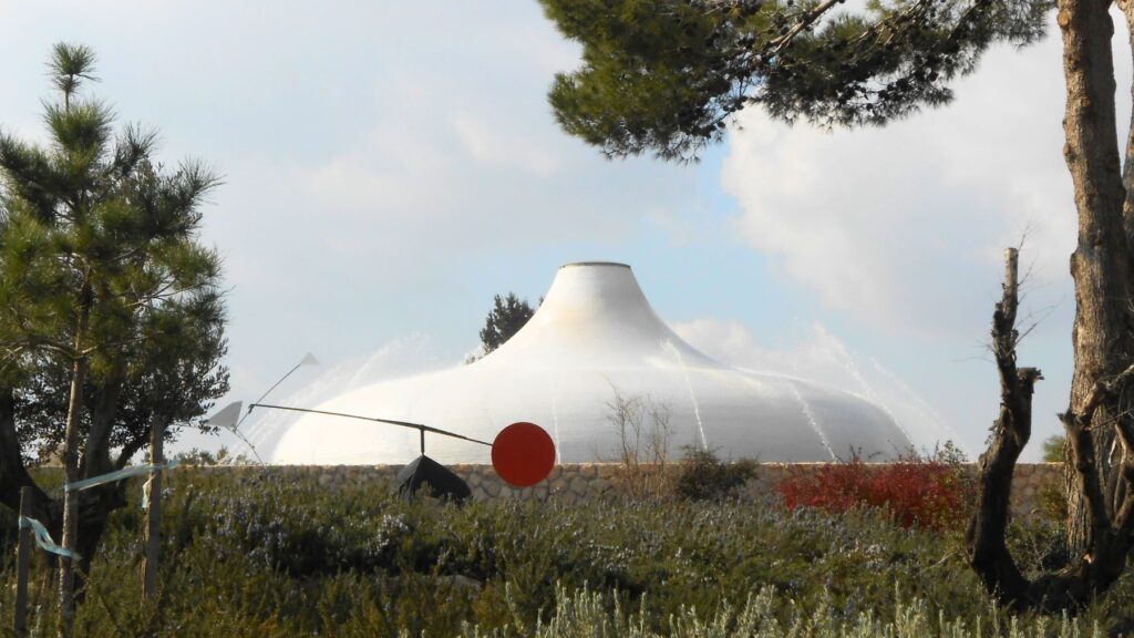 イスラエル博物館の書物の聖堂(死海文書館)の白いドーム