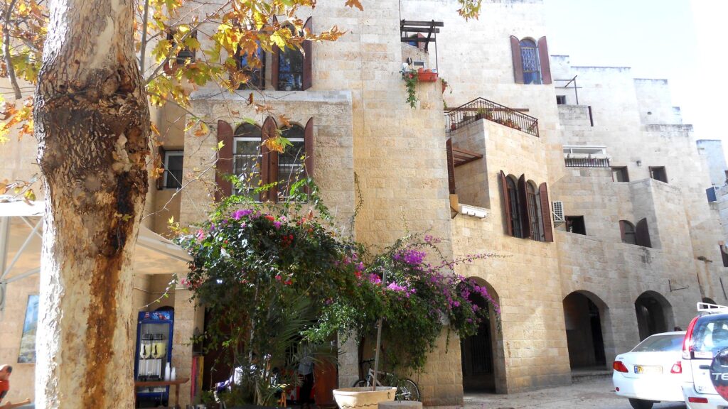 エルサレム旧市街のユダヤ人地区。石造りの建物にブーゲンビリアが咲き、木漏れ日が差し込む