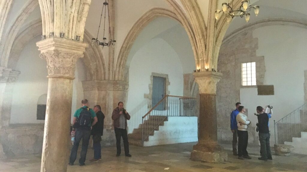 エルサレムにある最後の晩餐の部屋(上室)。中世のゴシック様式のアーチと石柱が残る静かな空間