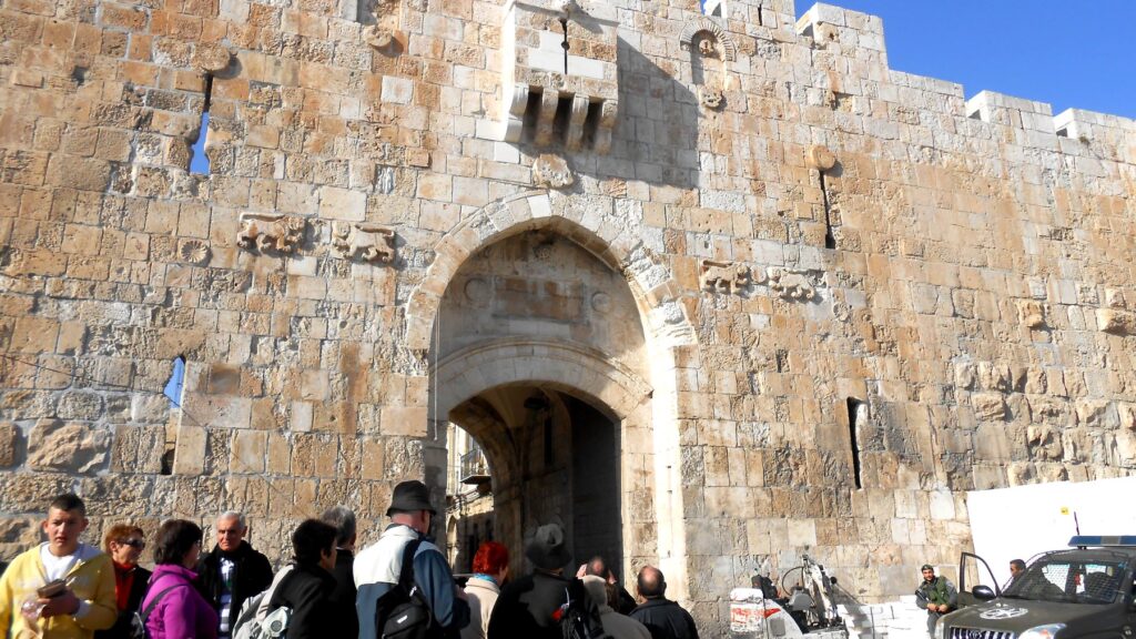 エルサレム旧市街の東側にあるライオン門。観光客や地元の人々が行き交う