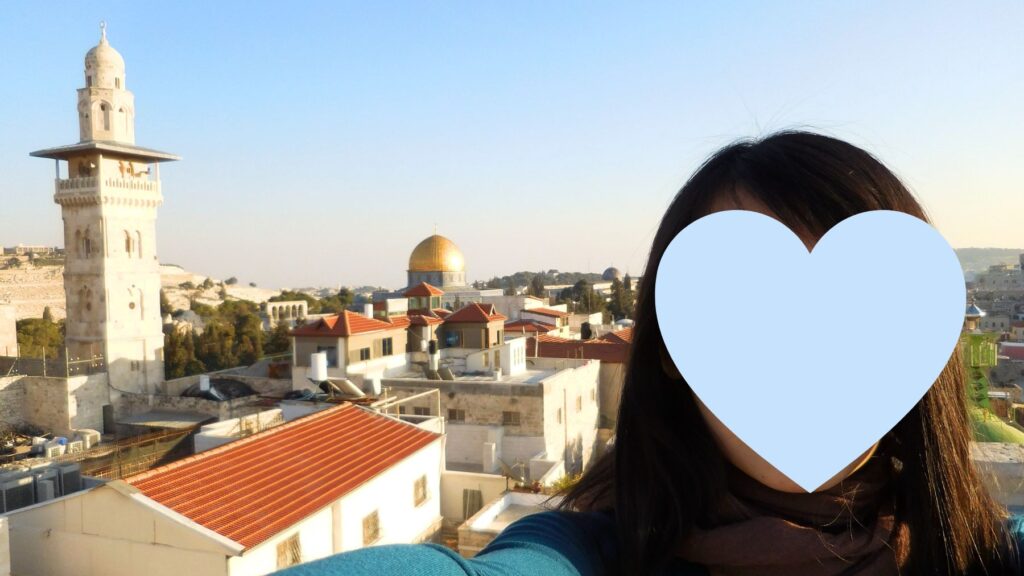 エルサレム旧市街の屋上から望む岩のドームと私