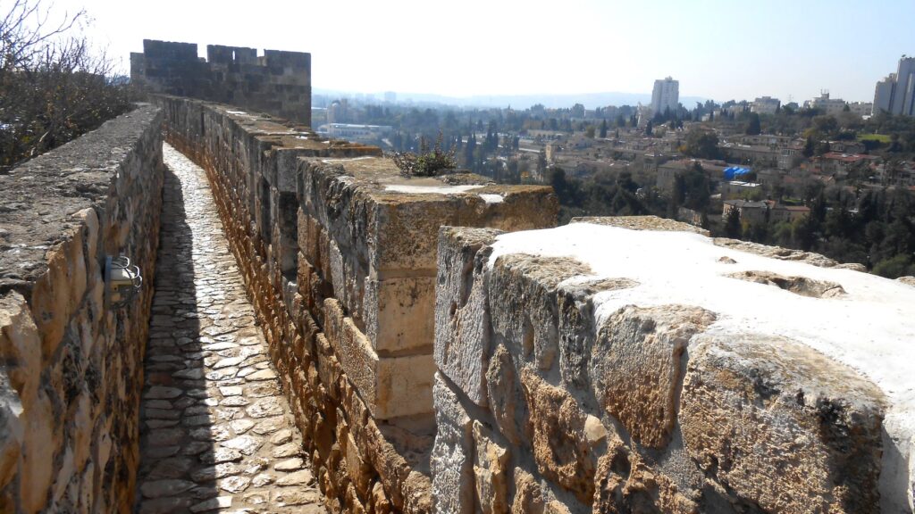 エルサレム旧市街の城壁ウォーク。石畳の城壁の上から街並みと周辺の丘が見渡せる