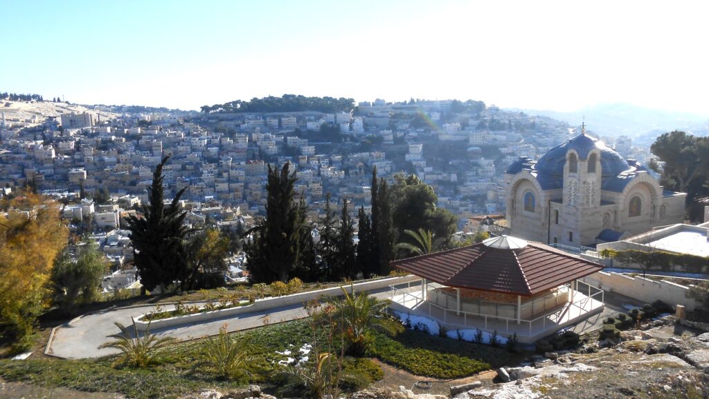 鶏鳴教会付近からのエルサレムの眺め。青いドームの教会と丘に広がる白い石造りの街並みが見える