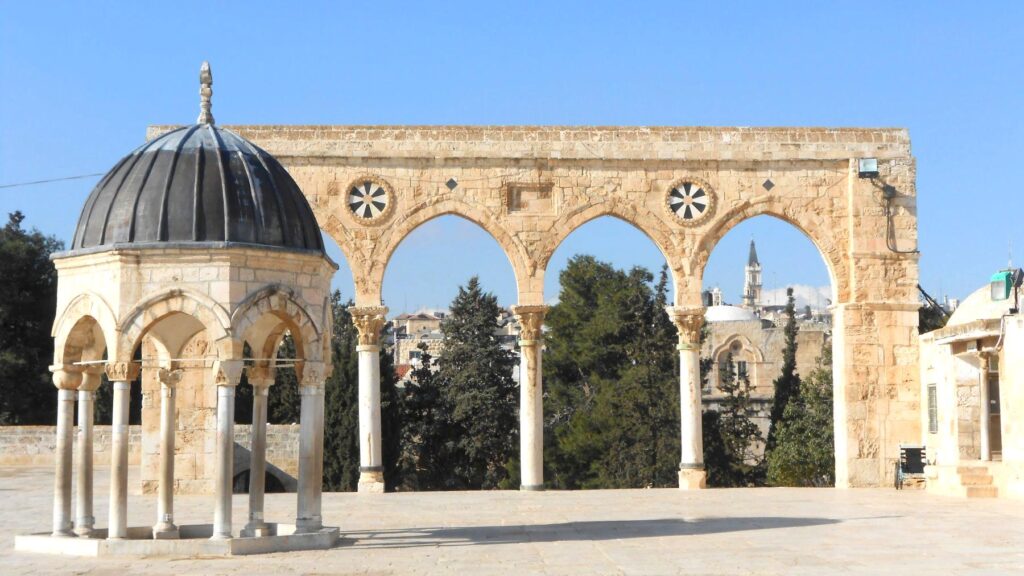 神殿の丘(ハラム・アッシャリーフ)のミーザン(装飾アーケード)と小さなドーム型東屋。青空の下に広がるイスラム建築