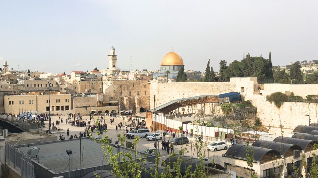 エルサレム旧市街の嘆きの壁の広場と岩のドームの遠景