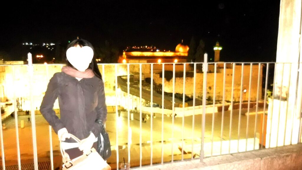 夜の嘆きの壁とエルサレム旧市街を背景に記念撮影。黄金に輝く岩のドームも見える