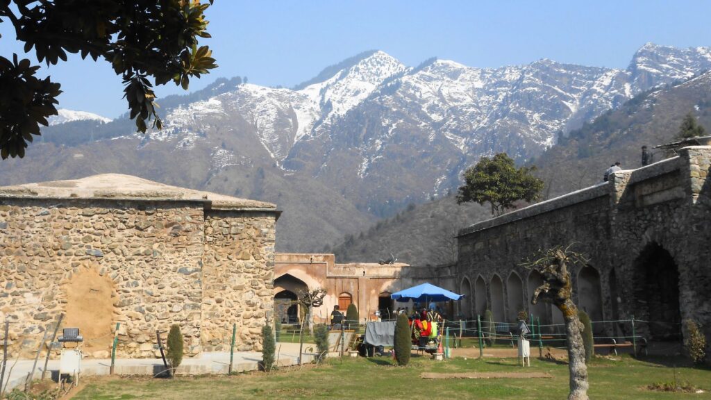 スリナガルの丘の上に立つ17世紀ムガル時代の遺跡パリ・マハルと、背後に広がるザバルワン山脈の雪山