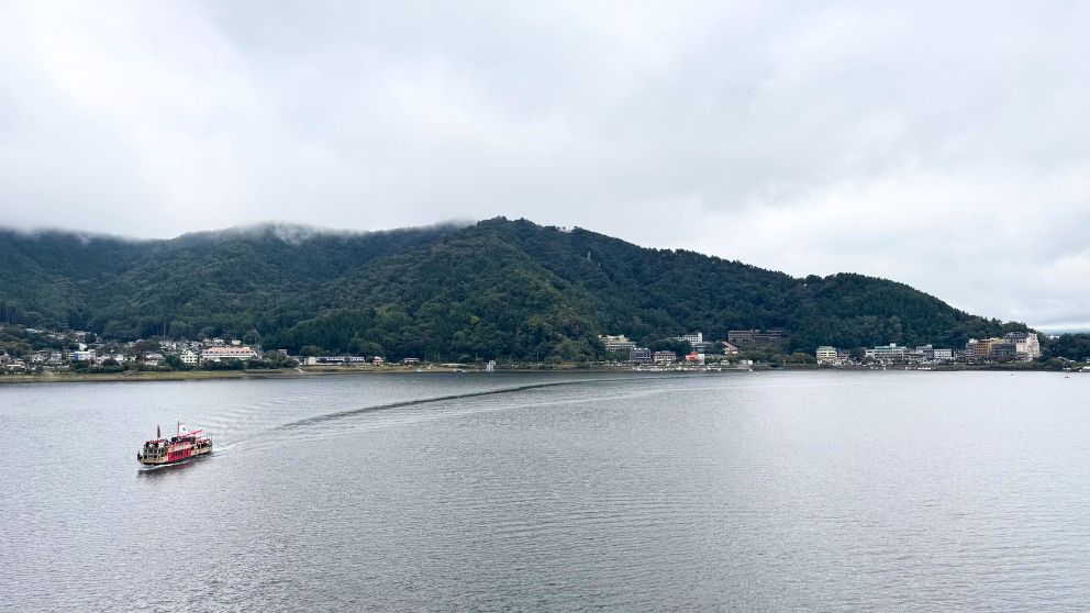 曇り空の日、河口湖と遊覧船の景色