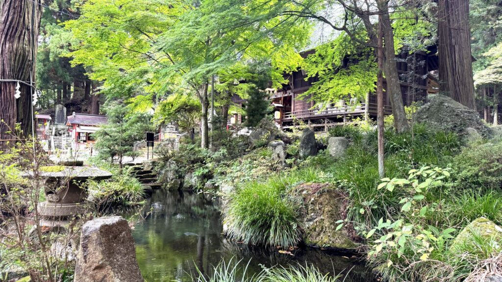 河口浅間神社の境内に広がる緑豊かな庭園と池