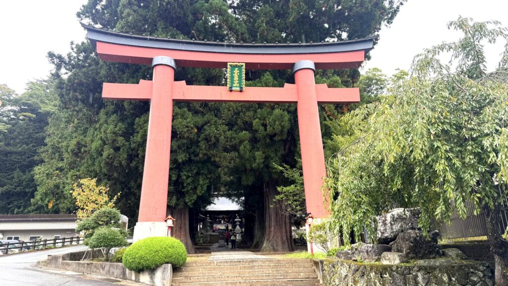 河口浅間神社の鮮やかな朱色の鳥居と背後に広がる杉の巨木