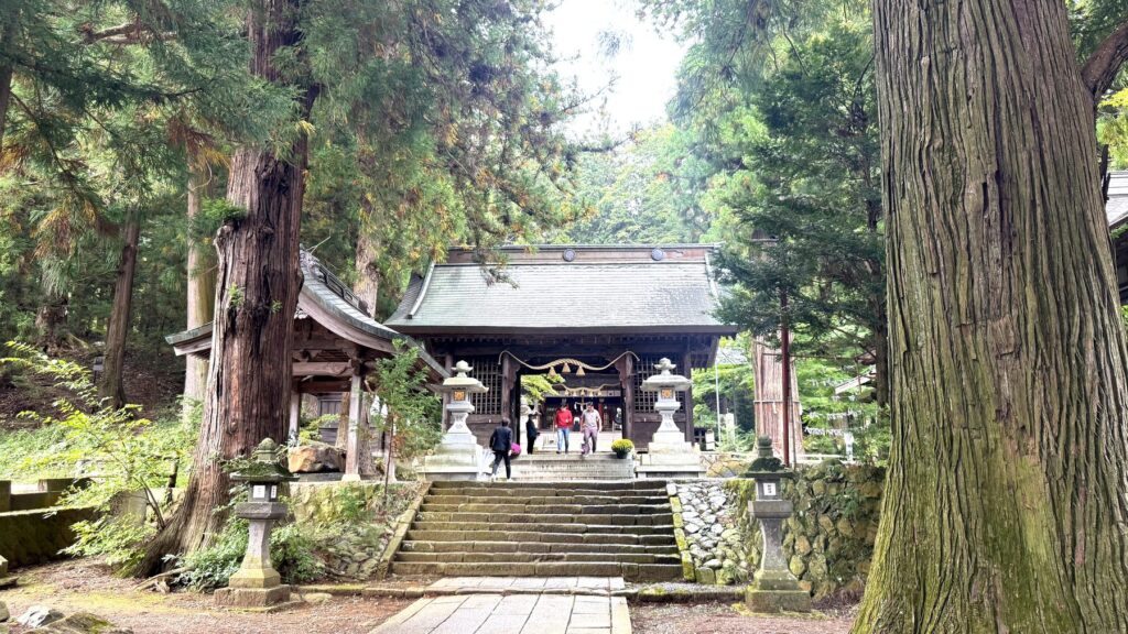 杉の大木に囲まれた河口浅間神社の随神門