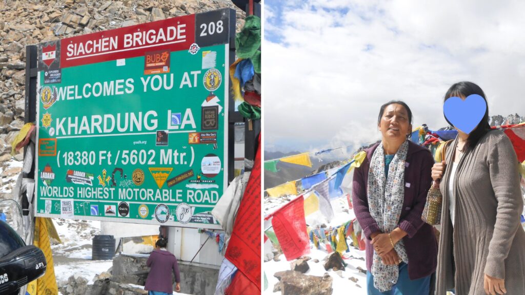 標高5,602mのカルドゥン・ラ峠の看板と、山頂でタルチョの前に立つ地元女性と私