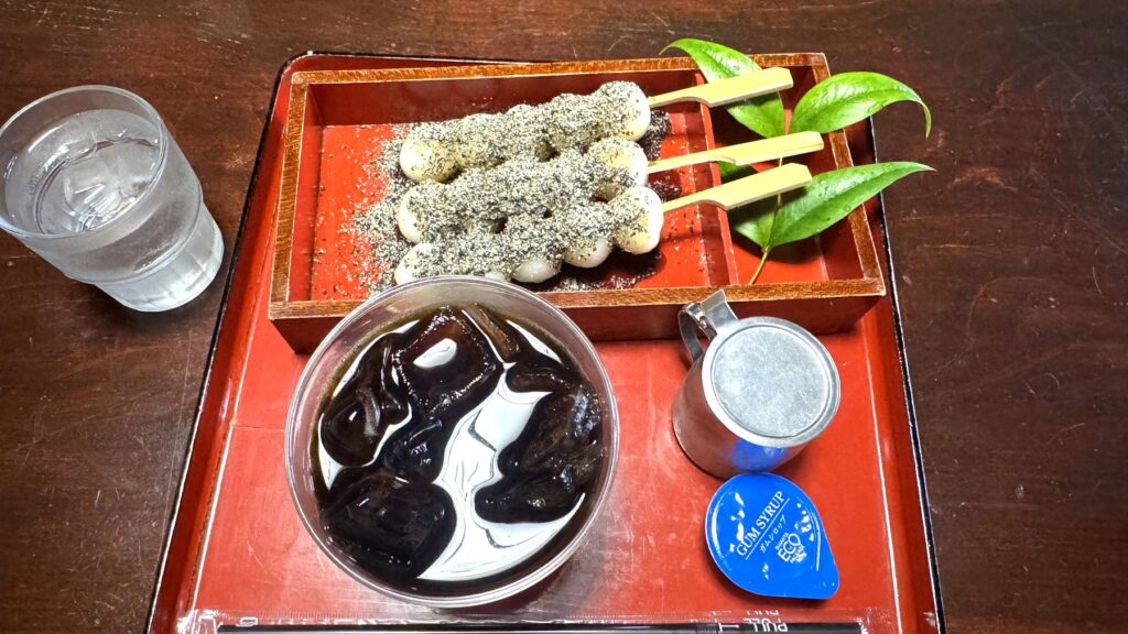 古民家なかむらのごまだんごとアイスコーヒー