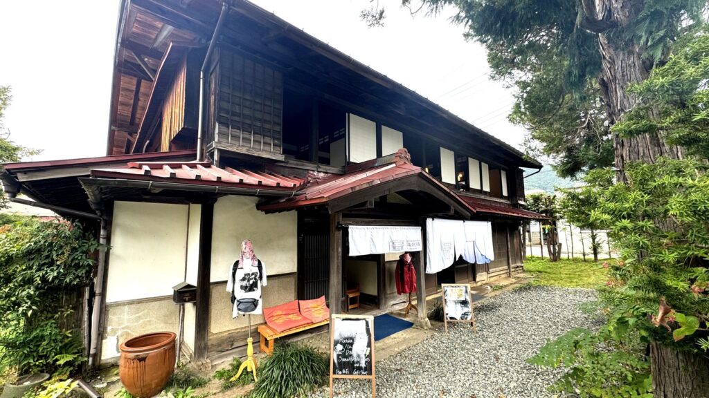 河口湖畔に佇む古民家カフェ「なかむら」の外観