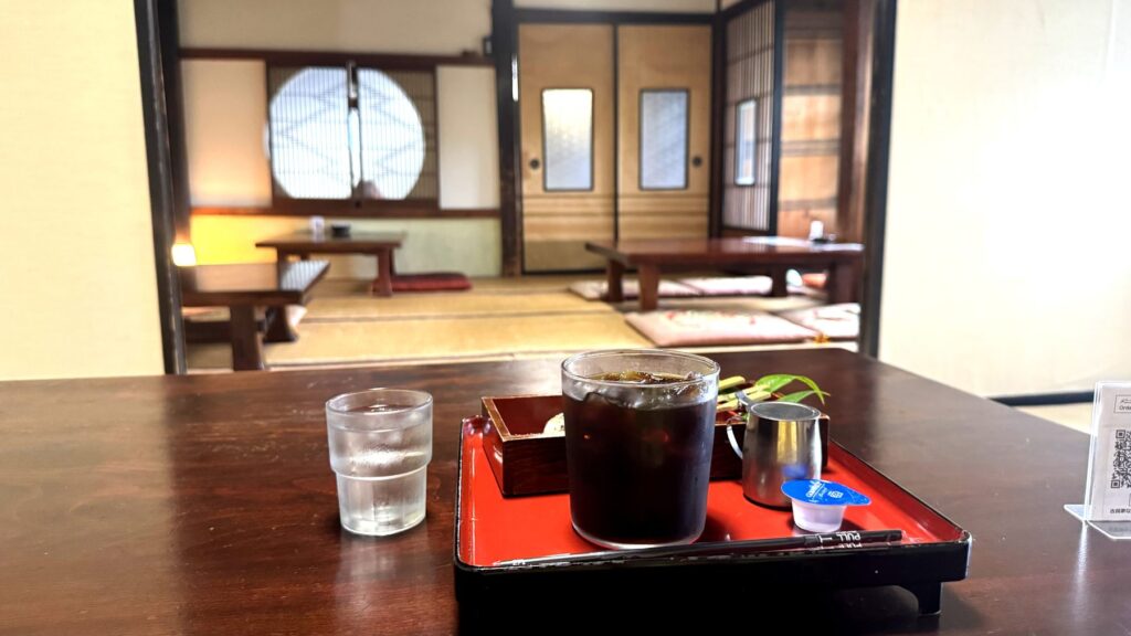 畳の間が見える古民家なかむらの店内とアイスコーヒー