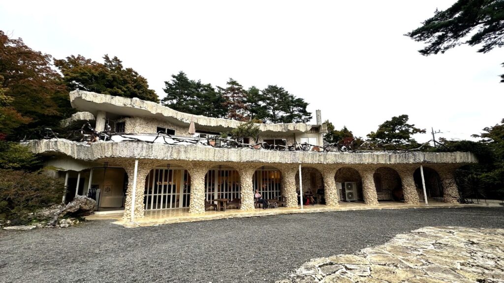 久保田一竹美術館の石造りの外観と中庭