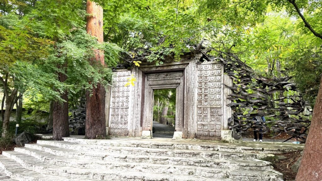 久保田一竹美術館の森に佇む彫刻が施された門