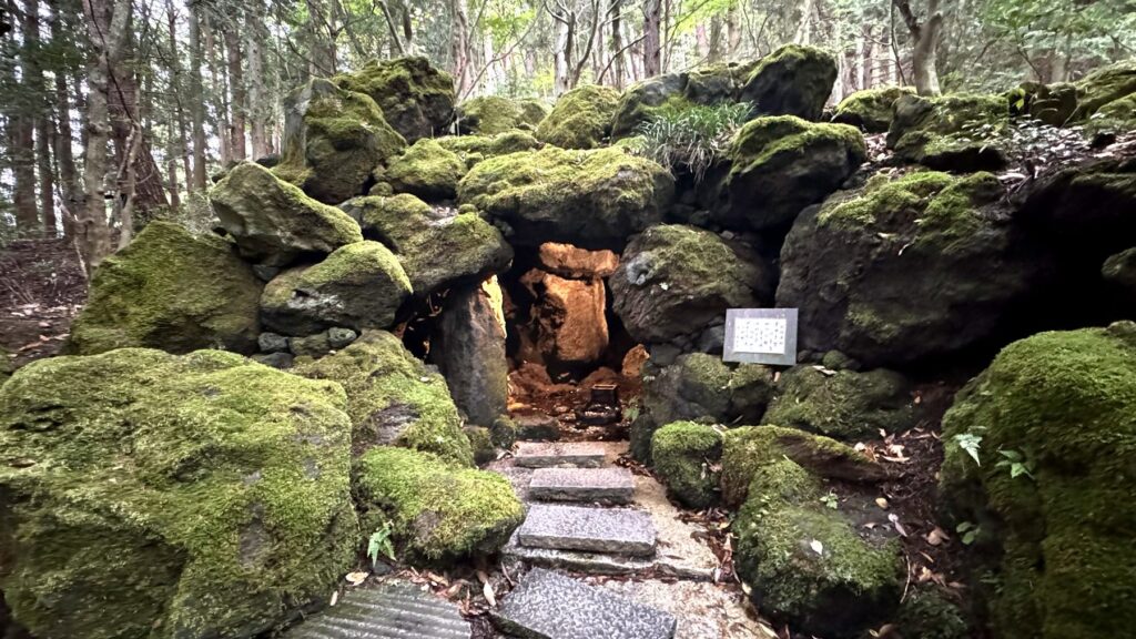 久保田一竹美術館の庭園にある苔むした溶岩の洞窟