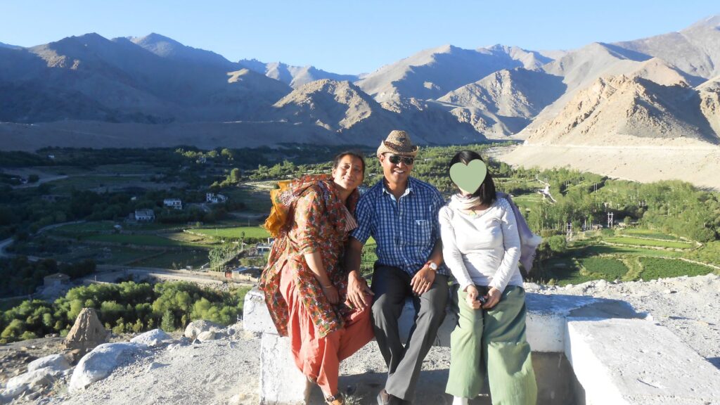 レー渓谷を見渡す展望スポットで宿のオーナー夫婦と並んで記念撮影