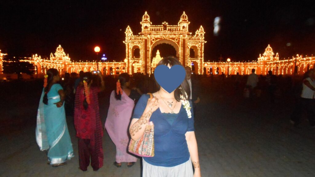 約10万個の電球で夜空に輝くマイソール宮殿のライトアップ