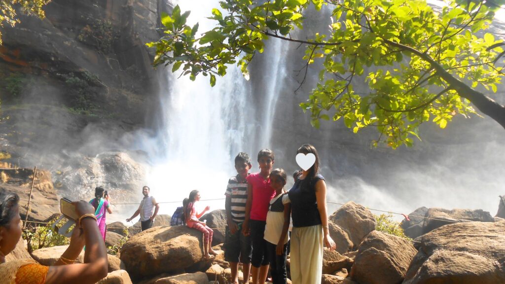 ケララ州アティラピリーの滝と地元の子どもたち