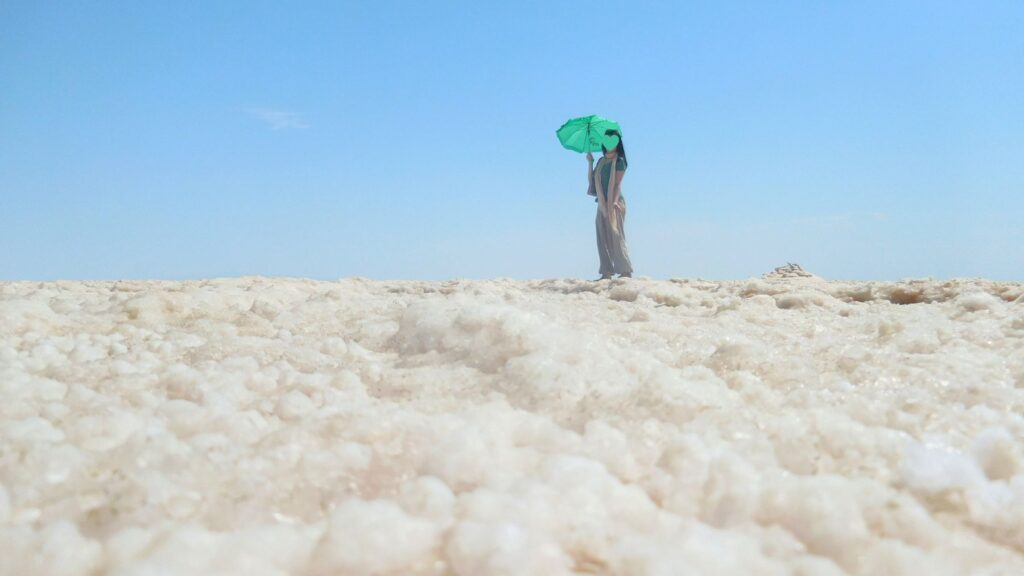 グジャラートのカッチ大塩原に立つ。地平線まで続く白い塩の大地