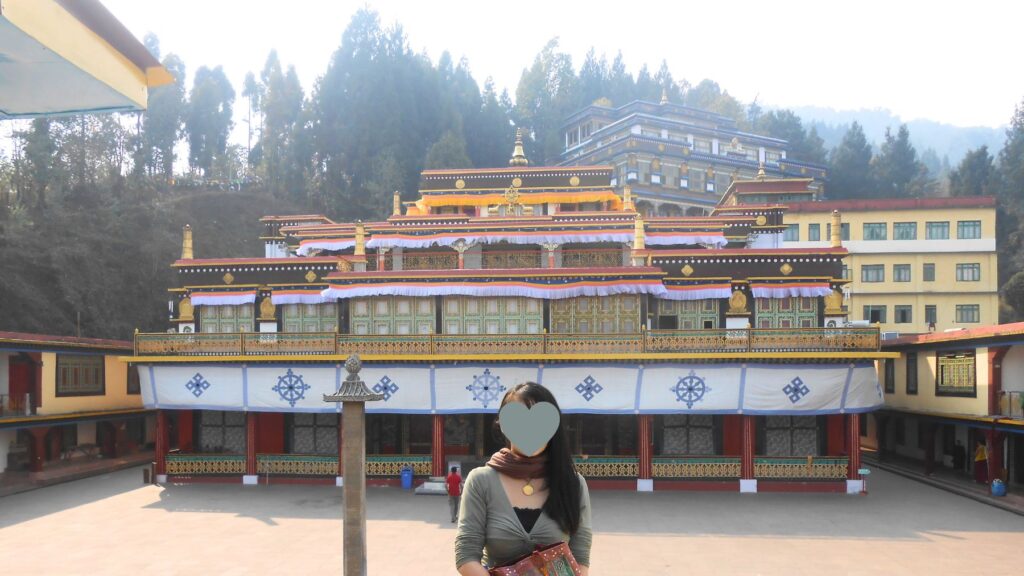 シッキムを代表するチベット仏教の聖地、ルムテク僧院の広い中庭と金・赤・黒の装飾が施された荘厳な本堂