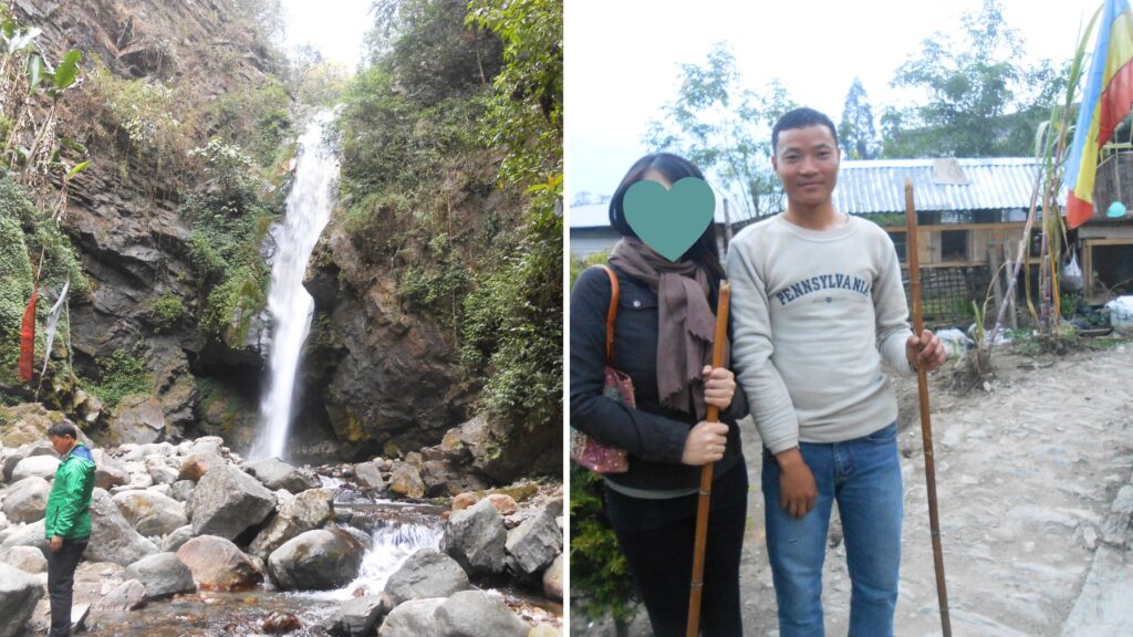 シッキムの山中に流れ落ちる滝と、トレッキングポールを手に地元の若者と並んで記念撮影