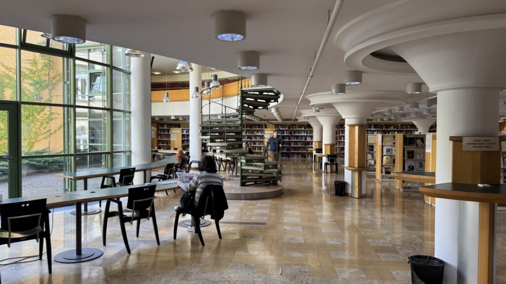 サボー・エルヴィン図書館、4階から5階へと続く螺旋階段エリア