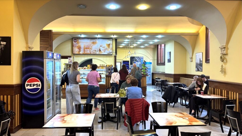 サボー・エルヴィン図書館、受付横のグーテンベルク・カフェ