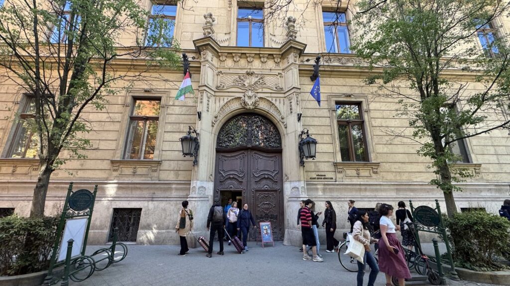 サボー・エルヴィン図書館、Reviczky通り側の正面入り口