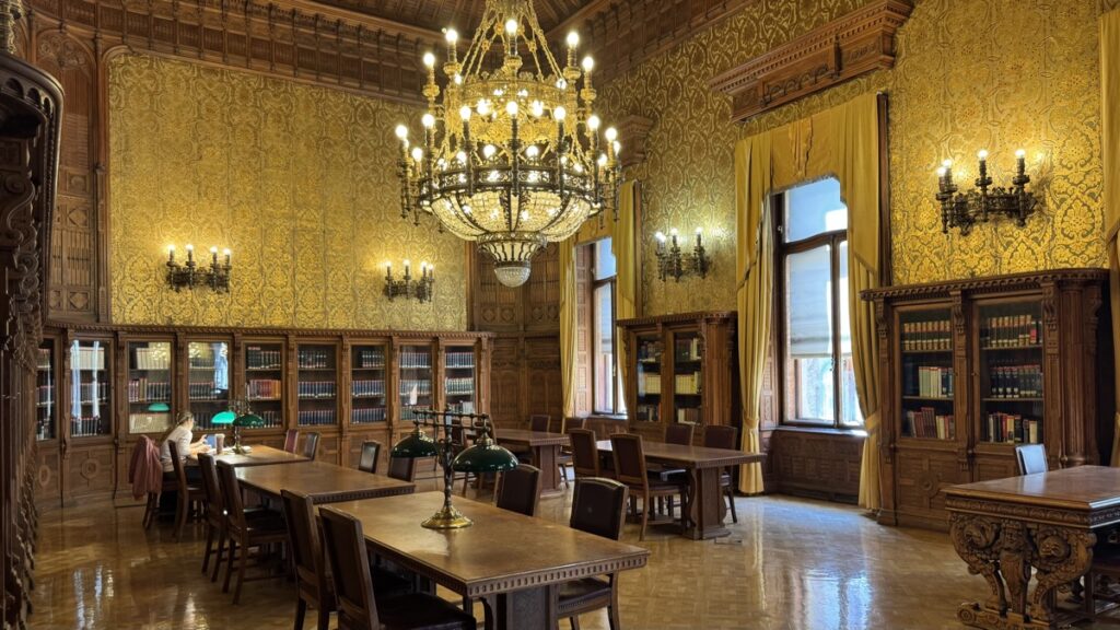 サボー・エルヴィン図書館、シャンデリアが輝く金色の読書室