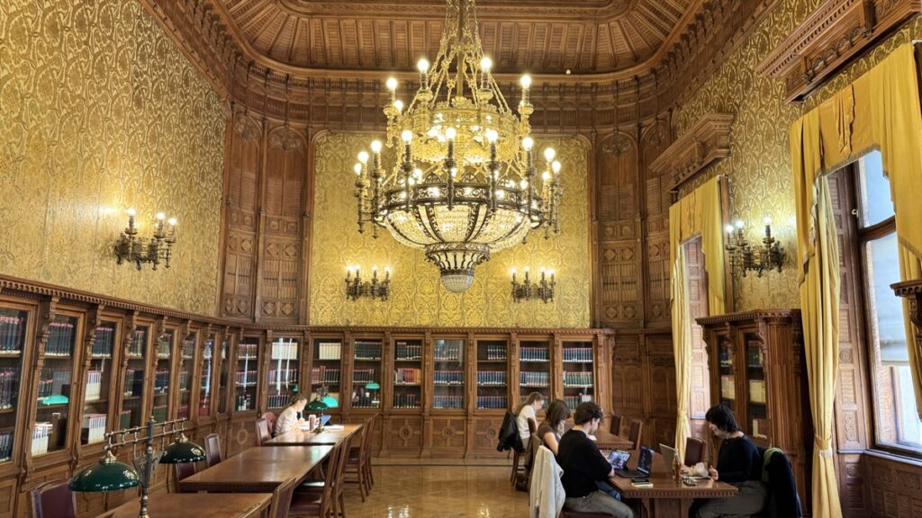 サボー・エルヴィン図書館、シャンデリアが輝く金色の読書室