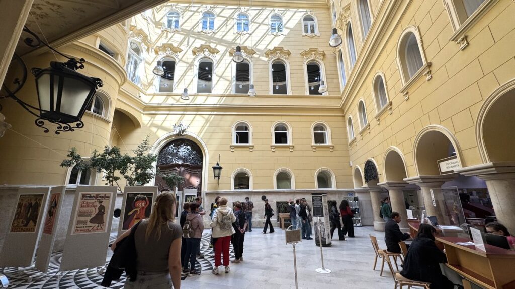 サボー・エルヴィン図書館、吹き抜けの地上階フロア