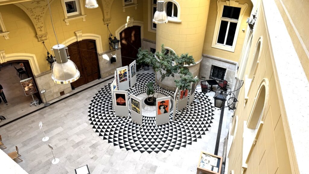 サボー・エルヴィン図書館、上から見た地上階の吹き抜けフロア